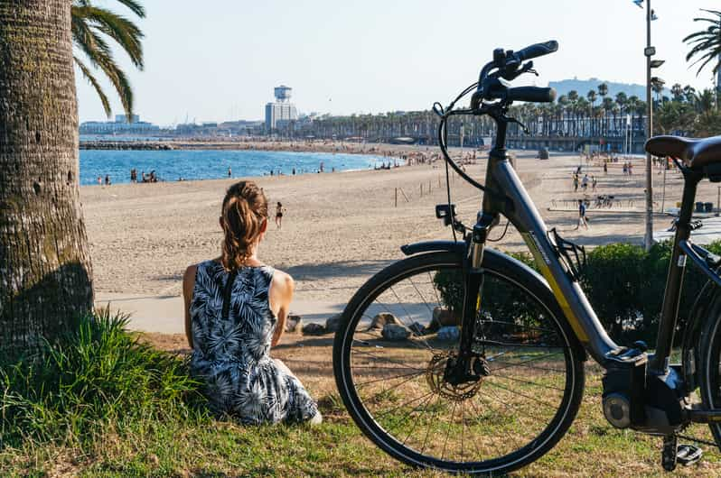 Barcelona: Sagrada Familia & City Sights Bike or E-Bike Tour | GetYourGuide