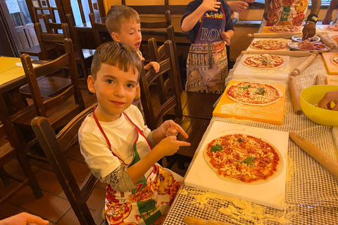 Naples: Pizza and tiramisu making class with fine wine