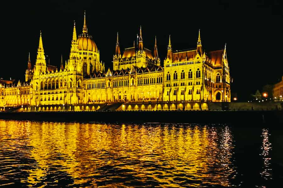 Budapest: Schlichte Sightseeing-Bootsfahrt (d10). Foto: GetYourGuide