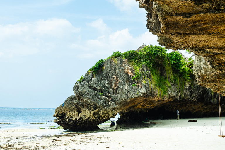 Secret Beach, Kuza-Höhle und Jozani-Wald mit Transfer