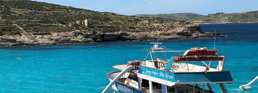 Malte : lagon bleu et Gozo avec les grottes marines du lagon de cristal