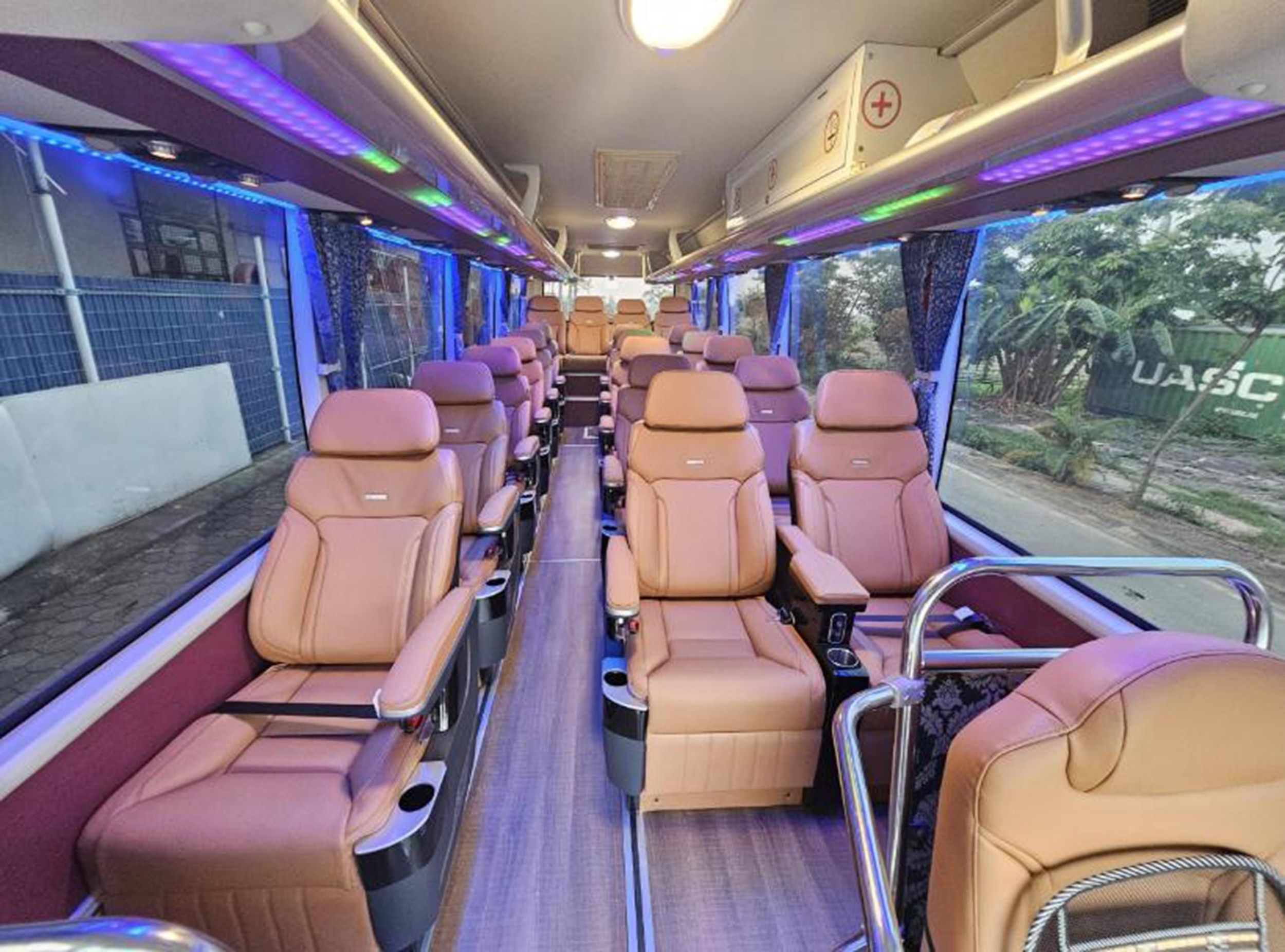 Ninh Binh: Transfer zur/von der Halong-Bucht mit dem Limousinenbus