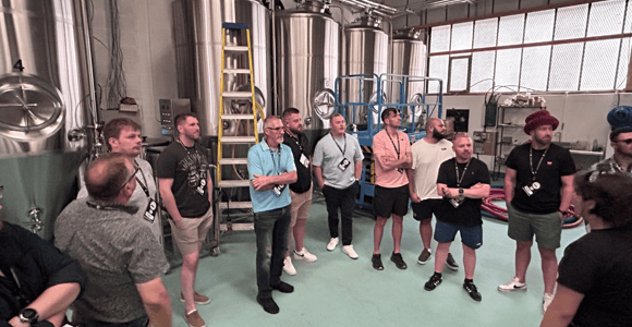 Liverpool: Brauerei-Bustour mit 12 Bieren und Pizza