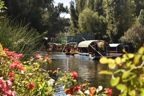 Xochimilco Mexican Fiesta com bebidas e lanches ilimitados.