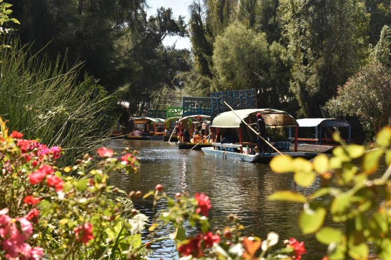 Xochimilco Mexican Fiesta com bebidas e lanches ilimitados.