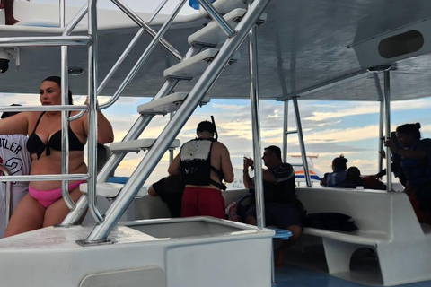 Puerto Plata: Party Catamaran to Sosua Bay Puerto Plata: Party Boat Catamaran to Sosua Bay