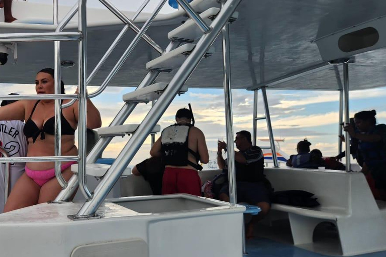 Puerto Plata: Party Catamaran to Sosua Bay Puerto Plata: Party Boat Catamaran to Sosua Bay