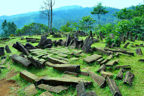 Depuis Jakarta : Le Mont Padang préhistorique