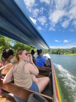 Viaje en barco increíble Río Kwai y Cataratas Erawan Tour de un día completo - Hizvo