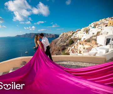 Santorini'de Benzersiz Uçan Elbise Fotoğraf Çekimi Deneyimi
