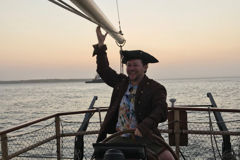 Cartagena, CO: Sunset Skyline Pirate Boat Tour met Open Bar