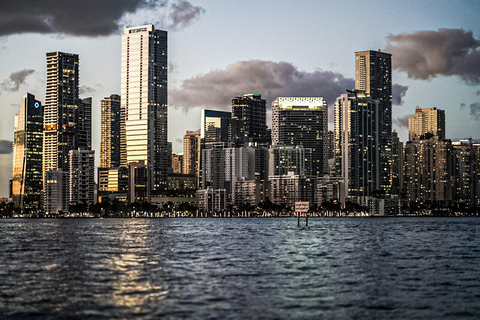 Crucero privado nocturno y al atardecer en Miami con vistas al skylineTour nocturno y al atardecer en Miami con vistas al horizonte