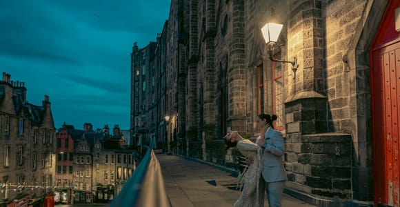 Edinburgh: Private Photoshoot & Walking Tour with a Local