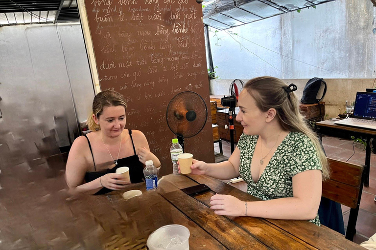 Aula de produção de café artesanal em Hanói com a Train StreetTour particular