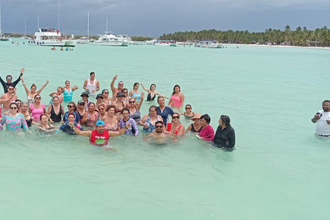 Punta Cana: Saona Island Catamaran in Caribbean Deluxe VIP