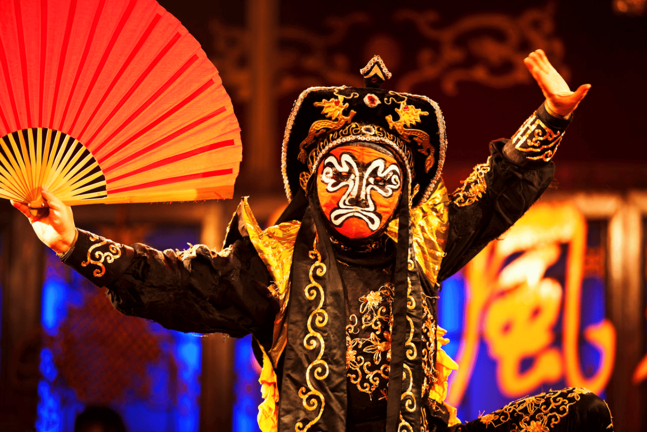 Chengdu: Sichuan-Oper, Gesichtsveränderung und Akrobatik-Show