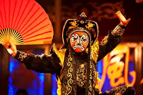 Chengdu: Sichuan Opera Face-Changing and Acrobatics Show