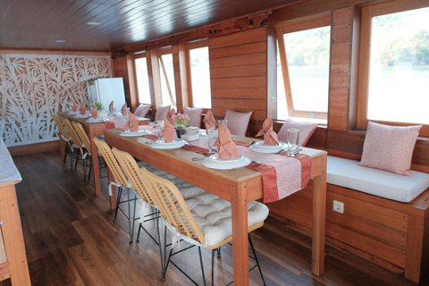 Labuan Bajo: 3-Day Komodo Sailing Luxury Boat with All Fees Deluxe Boat - Private Standar Room (2pax/room)