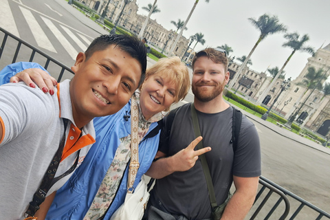 Lima: City Walking Tour with Catacombs and Fruit Tasting