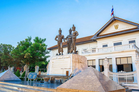 Chiang Mai : Visite nocturne des temples et de la cuisine de rue en tuk tuk