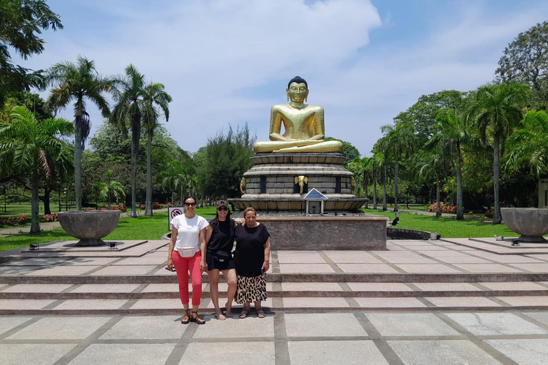 Colombo: Heritage Tuk Tuk Tour with Lunch & Local Guide