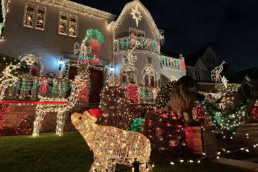 Dyker Heights Holiday Tour + Empire State Observation Deck. Foto: GetYourGuide Dyker Heights Holiday Tour + Empire State Observation Deck. Foto: GetYourGuide