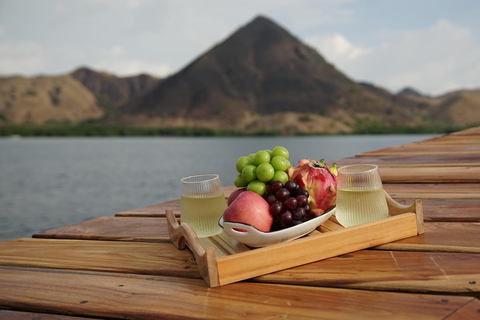 Labuan Bajo: 3-Day Komodo Sailing Luxury Boat with All Fees Deluxe Boat - Private Standar Room (2pax/room)
