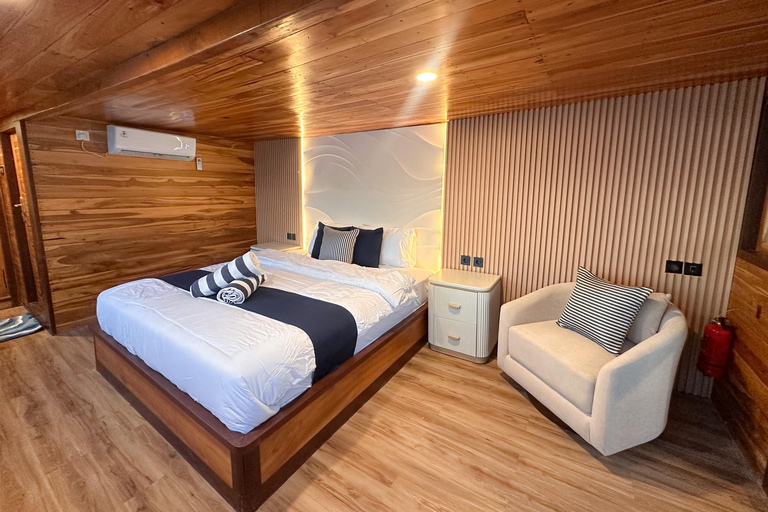 Labuan Bajo: 3-Day Komodo Island Cruise & LandTour, 15 Stops Superior Boat Sharing Room + Overland, Park Fee Excl.