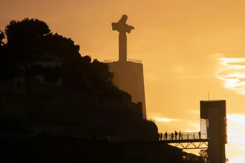 Viagem de 1 dia a Arrábida e Sesimbra: degustação de vinhos, natureza e praias