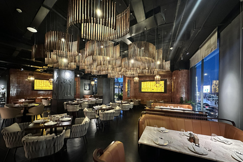 Phnom Penh: Riverview Restaurant Dinner with Live Music