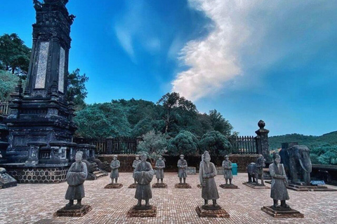 Hue: Cruzeiro no Rio Perfume com o Pagode e Túmulos de Thien Mu