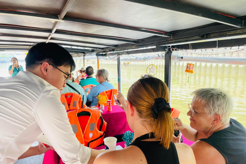 Experiencia de 1 hora en barco Nhieu Loc: un vistazo a SaigónLinterna de papel flotante