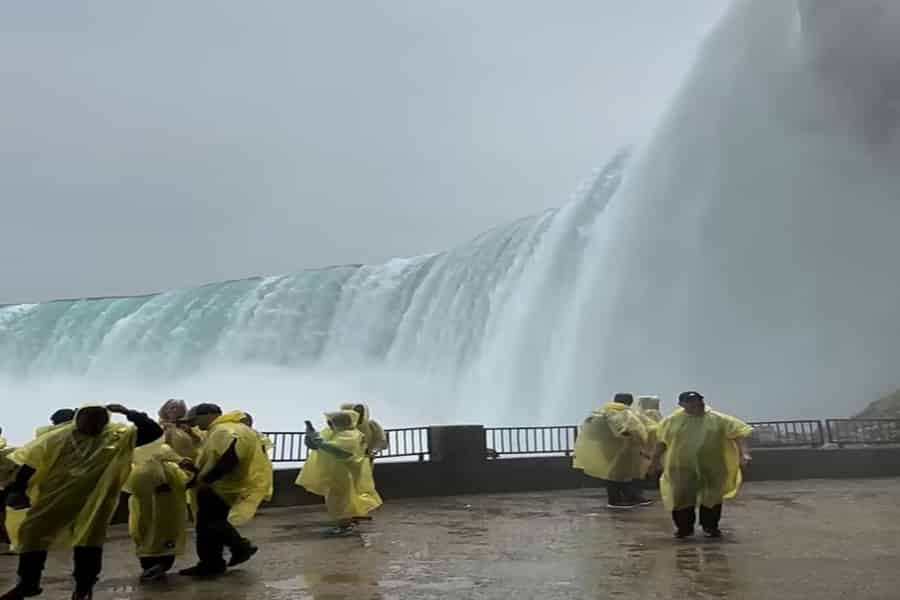Niagarafälle: Bootsfahrt, Journey Behind the Falls & Turm. Foto: GetYourGuide Niagarafälle: Bootsfahrt, Journey Behind the Falls & Turm. Foto: GetYourGuide