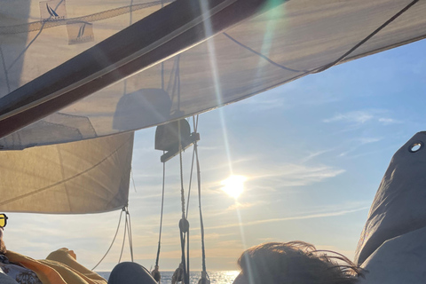 Marseille: Sailing cruise tour to Château d'If, the Calanques & swimming Marseille: Sailing boat cruise to Château d'If, Calanques & swimming