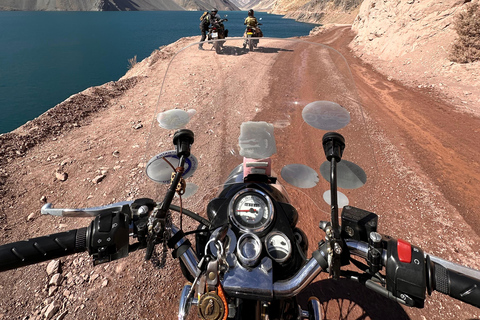 Santiago: Vintage motoravontuur in de Andes met picknick