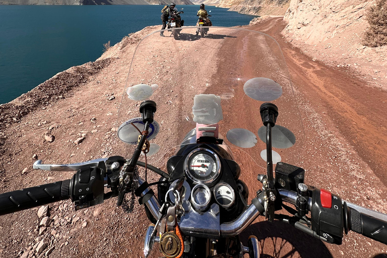 Santiago: Vintage motoravontuur in de Andes met picknick