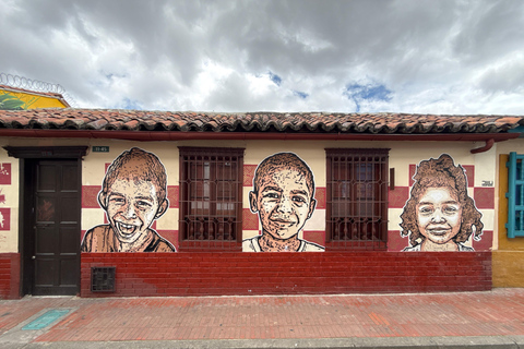 Bogotá: La Candelaria Food Tour with 7 Tastings & Ajiaco