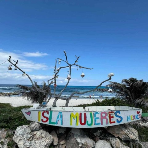Desde Cancún: Isla Mujeres en Catamaran de Lujo con Bebidas