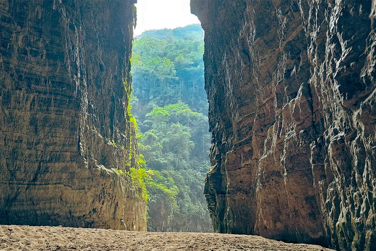 San Cristobal: Arch of Time Tour for 2 days Kayak to the Arch of Time