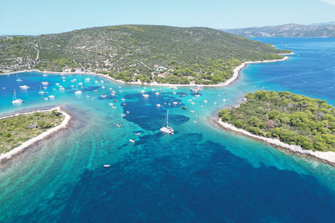 From Trogir: Three Island Boat Tour with Blue Lagoon & Lunch