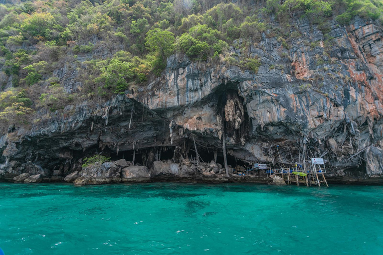 Phuket: Tour in catamarano di ultima generazione a Phi Phi e Maya Bay