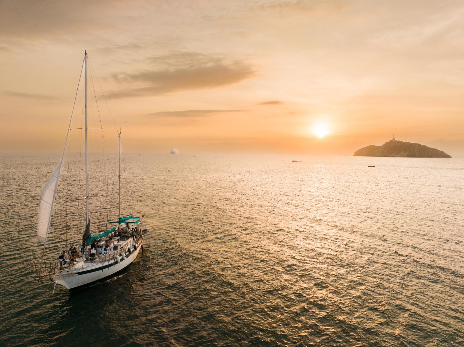 Von Santa Marta aus: Segelboottour bei Sonnenuntergang mit 2 Getränken