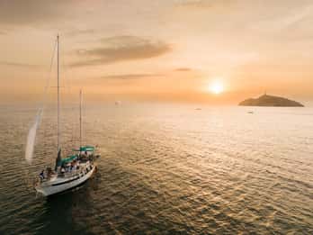 From Santa Marta: Sunset Sailboat Tour with 2 Beverages
