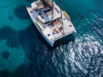 Cruzeiro de catamarã de 5 horas pela Riviera de Atenas com almoço e bebidas