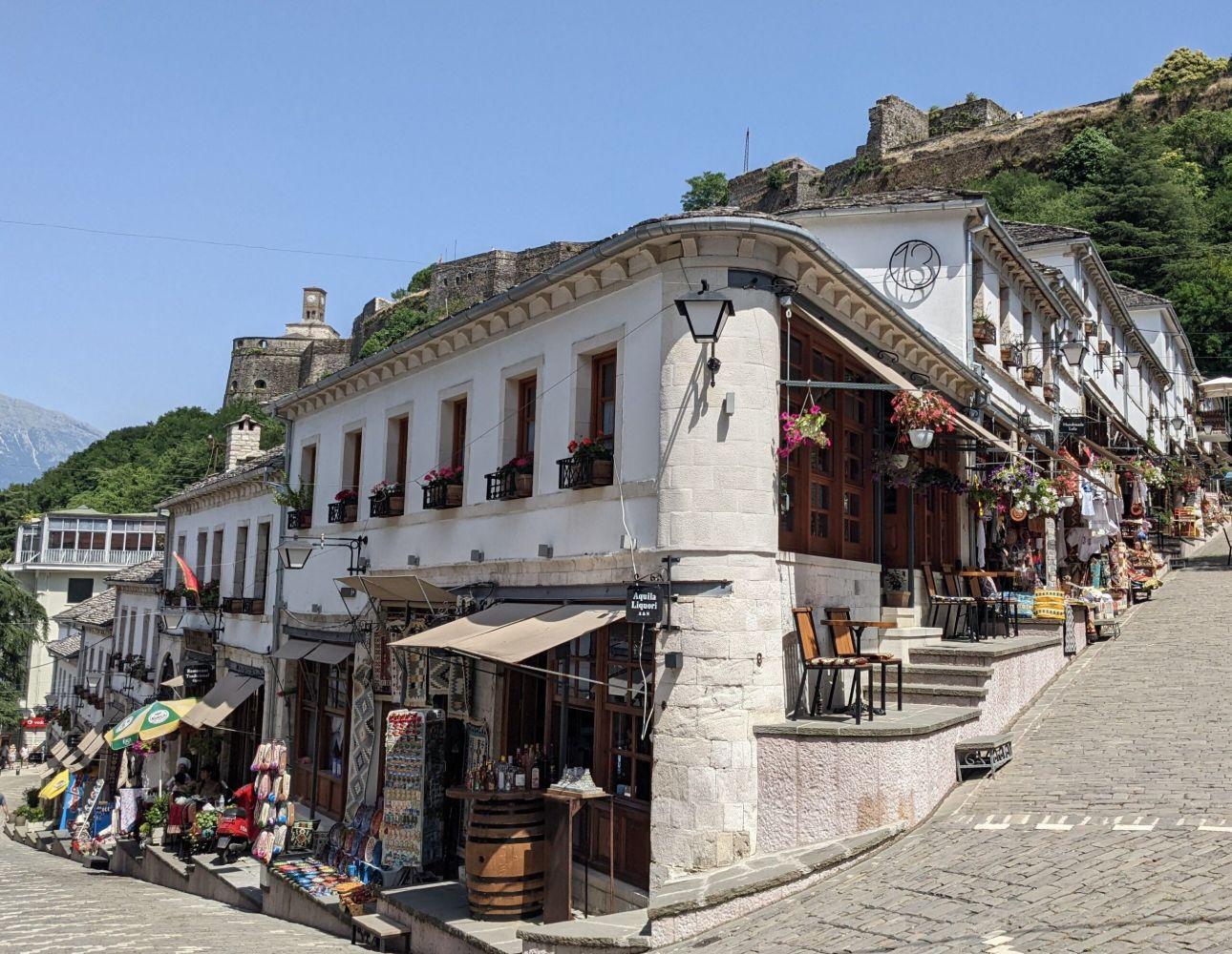 Saranda/Ksamil: Tour nach Gjirokastra, zum „Blauen Auge“ und zur Burg Lekursi