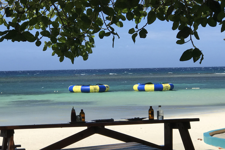 Beach Tubing, Parasailing e Beach Day com TransportionDe Montego Bay