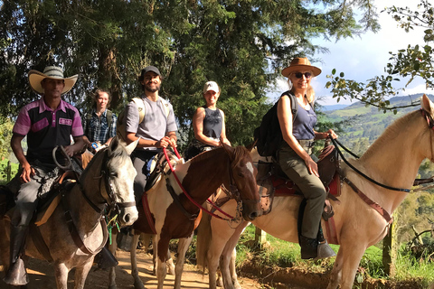 Reiten durch die Berge von Medellín