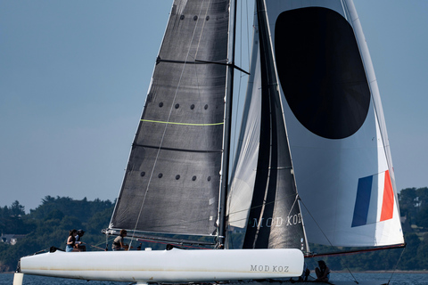 Embark in Larmor-Baden: discover our Extreme 40 catamaran. Full-day sailing, 6:30 a.m.