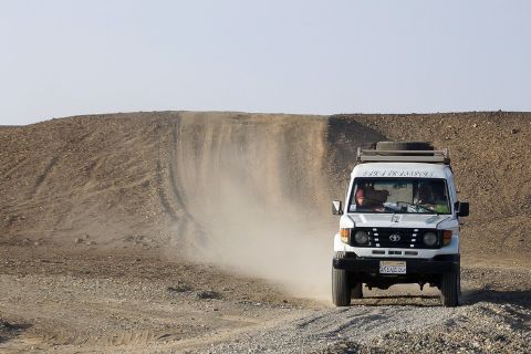 Da Hurghada: tour in jeep e in cammello e villaggio beduino