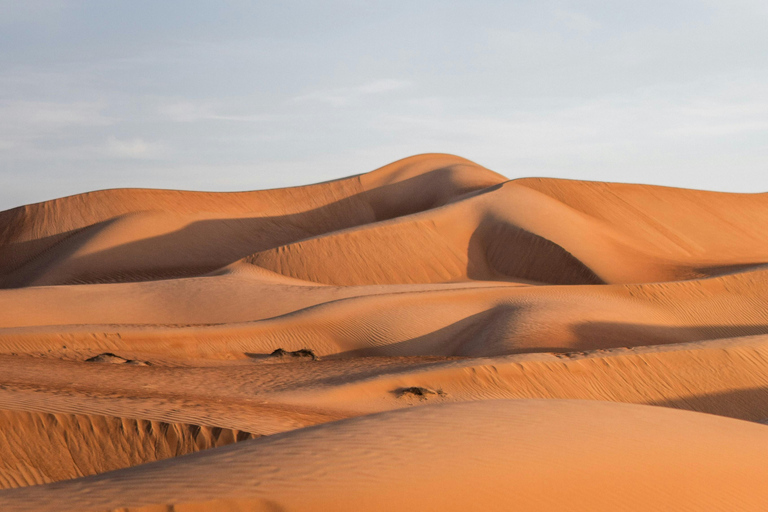 Doha: Halve dag woestijnsafari met kamelenrit en zandboarden